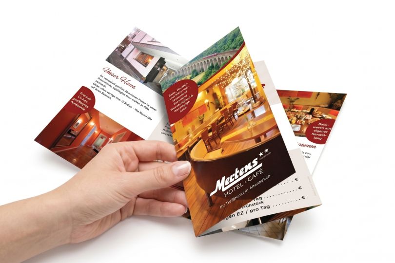 Folder "Hotel Café Mertens" - Bildgeneriereung mit KI-Unterstützung (Hand)